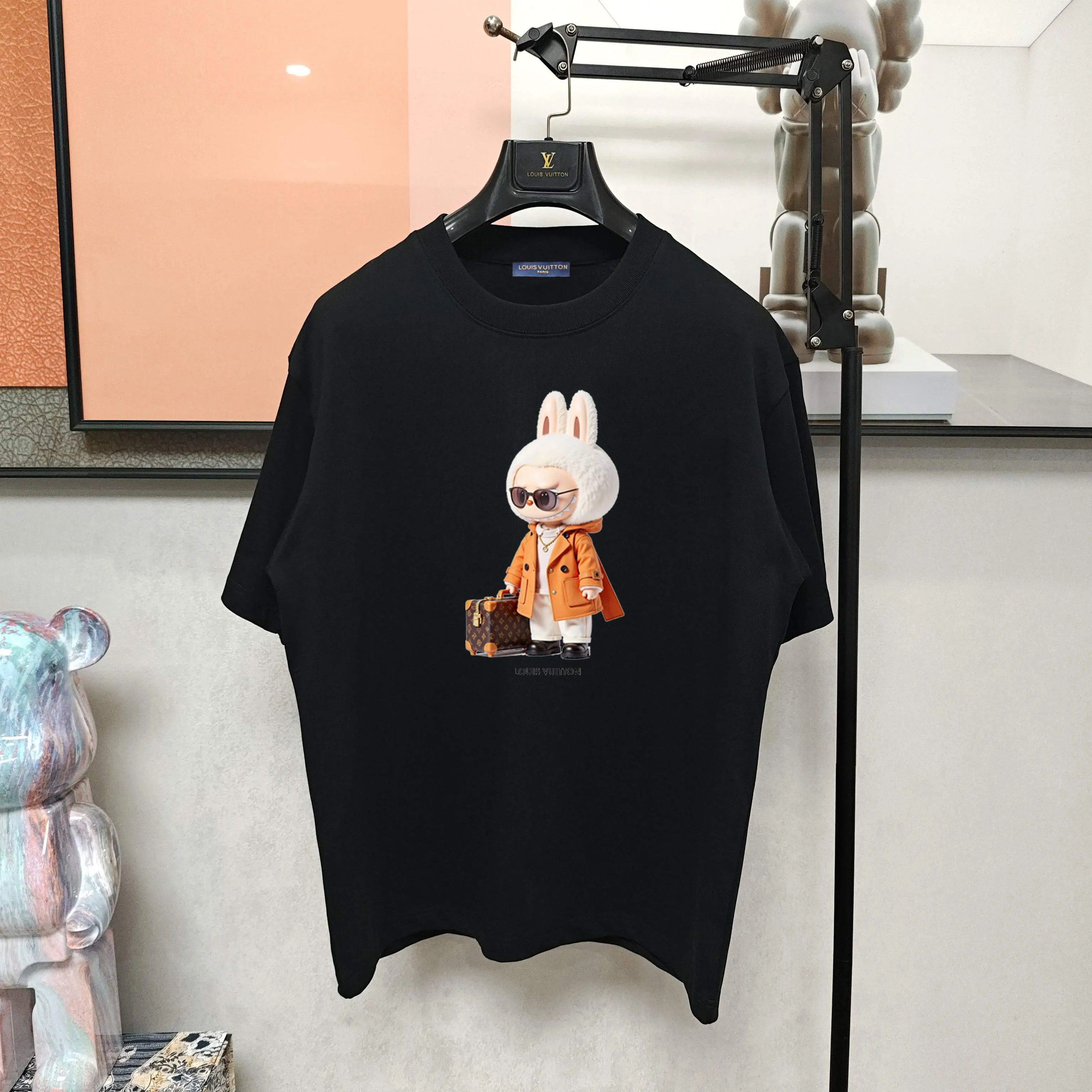 🅿️190 lv co-branded labubu🌟New summer style🎽made of 250 Solona pure cotton fabric, super soft and skin-friendly! High-end hand-painted printing with logo, design embellishment, neat and detailed wiring inside, making the upper body fashionable! High-end and versatile model, the quality is visible! Size: S-XXL Color: black, white